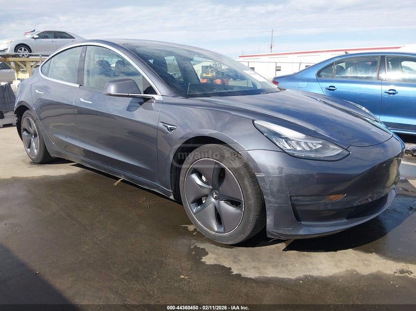Tesla Model 3 - фото 1