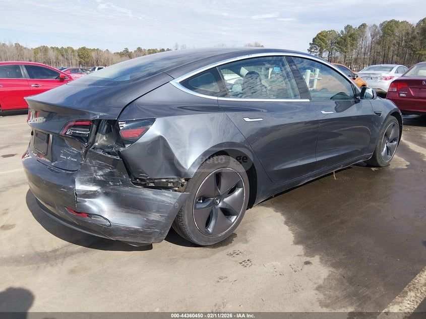 Tesla Model 3 - фото 6