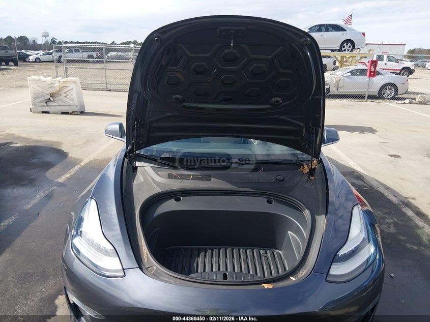 Tesla Model 3 - фото 9