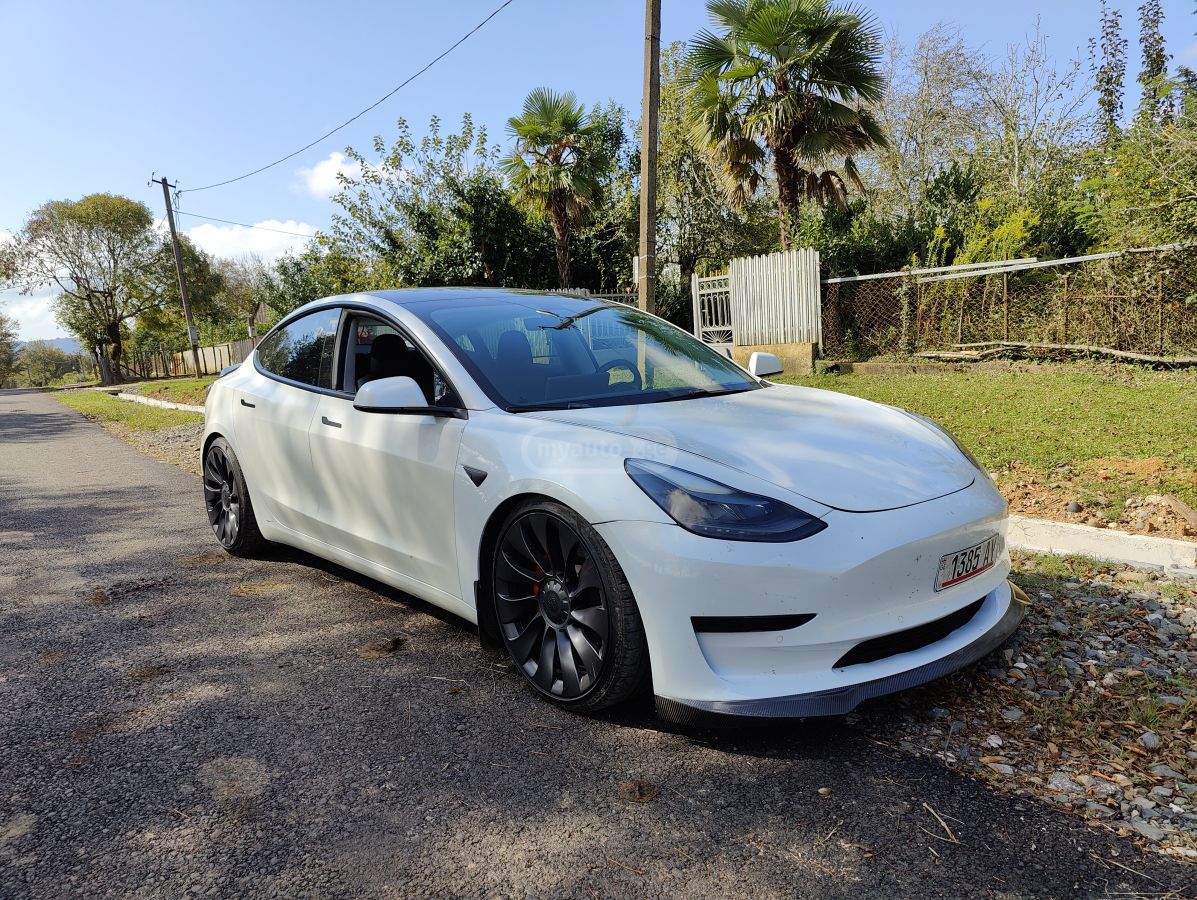 Tesla Model 3 - фото 1