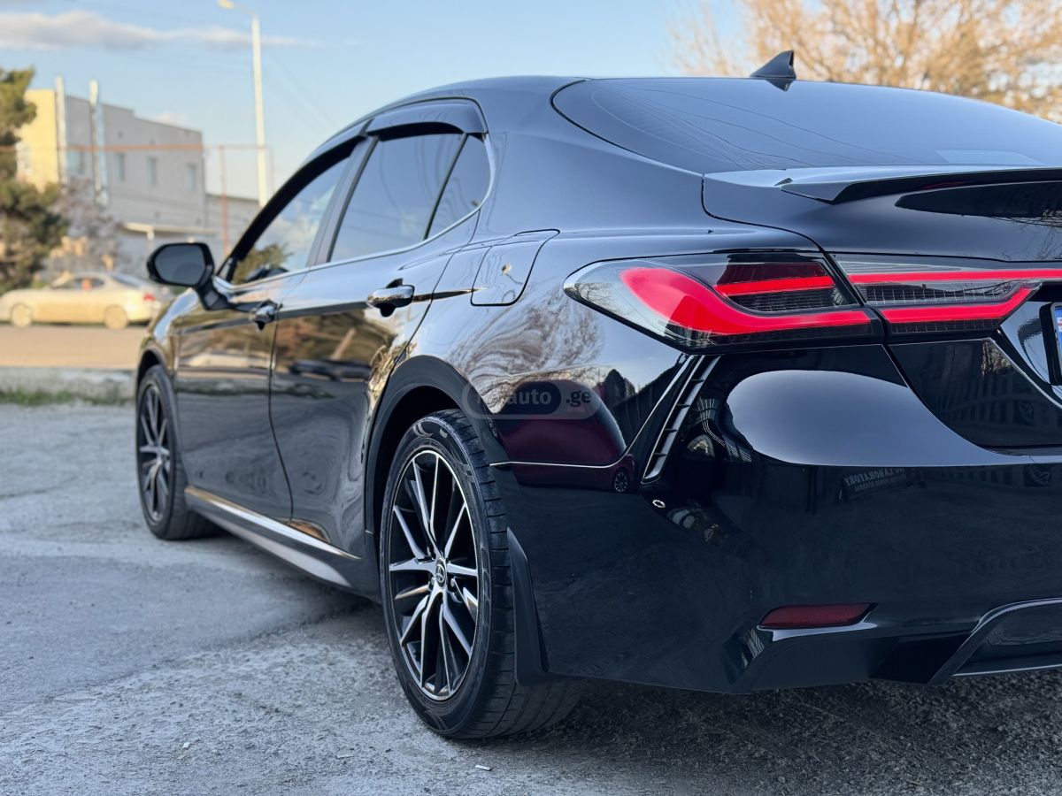 Toyota Camry - фото 1