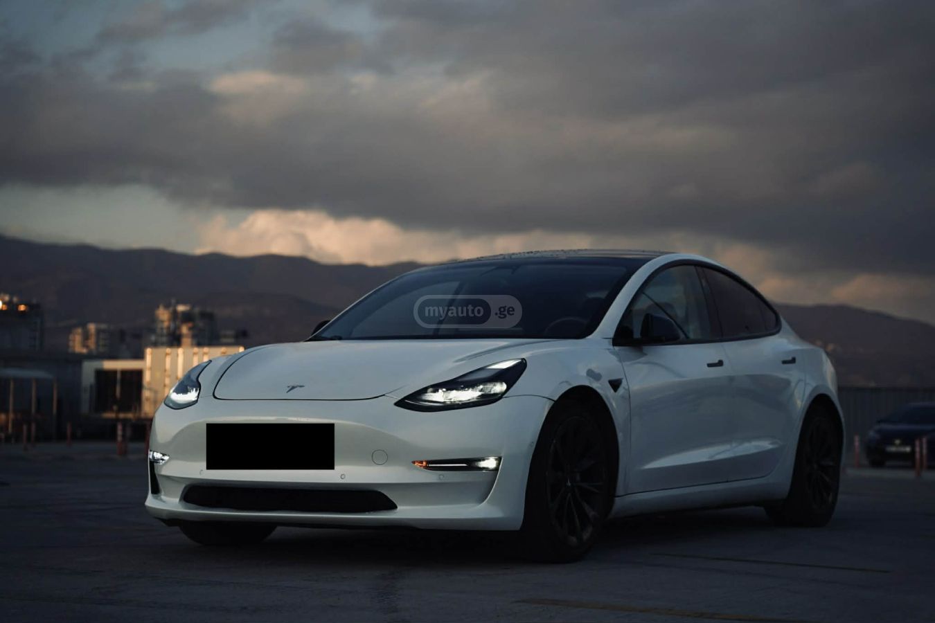 Tesla Model 3 - фото 1