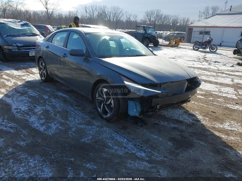 Hyundai Elantra - фото 1