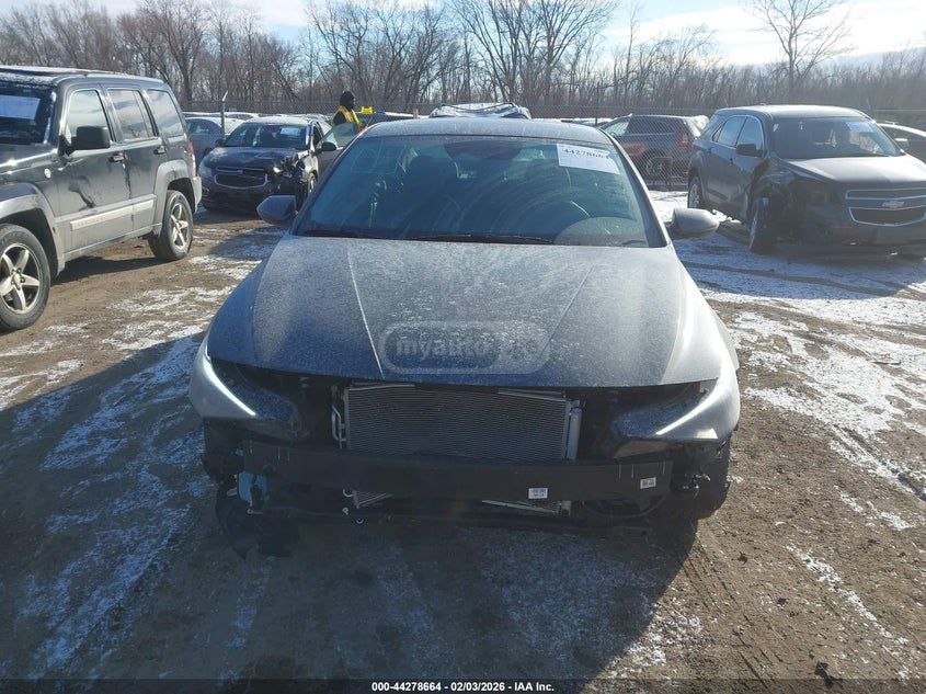 Hyundai Elantra - фото 12