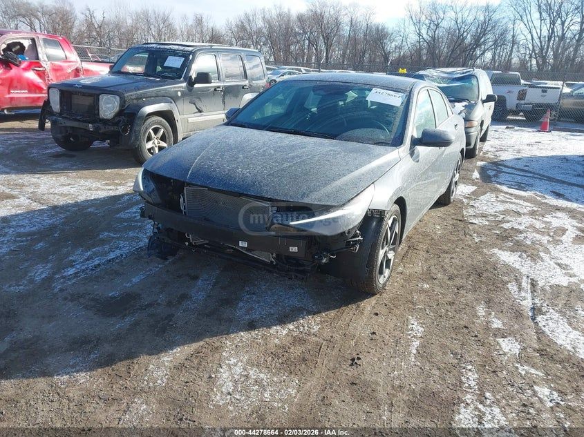 Hyundai Elantra - фото 2