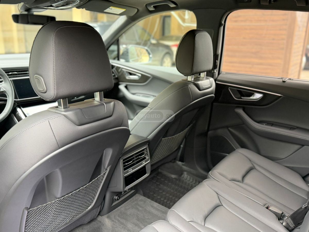 Audi Q7 - фото 7