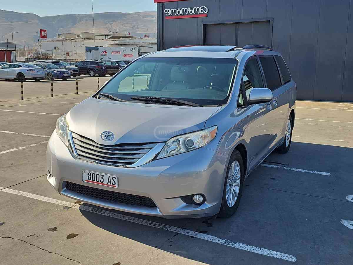 Toyota Sienna - фото 1