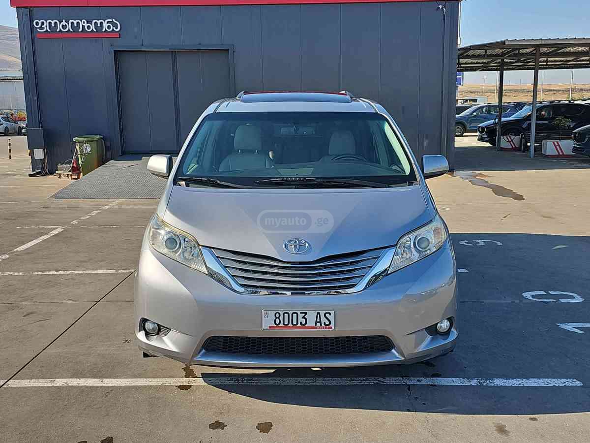 Toyota Sienna - фото 2