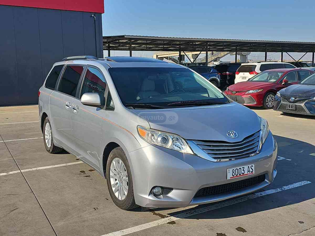Toyota Sienna - фото 3