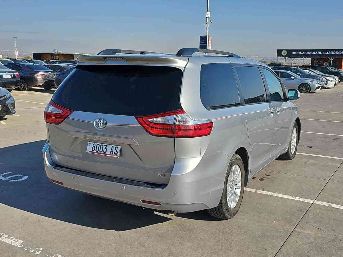 Toyota Sienna - фото 4