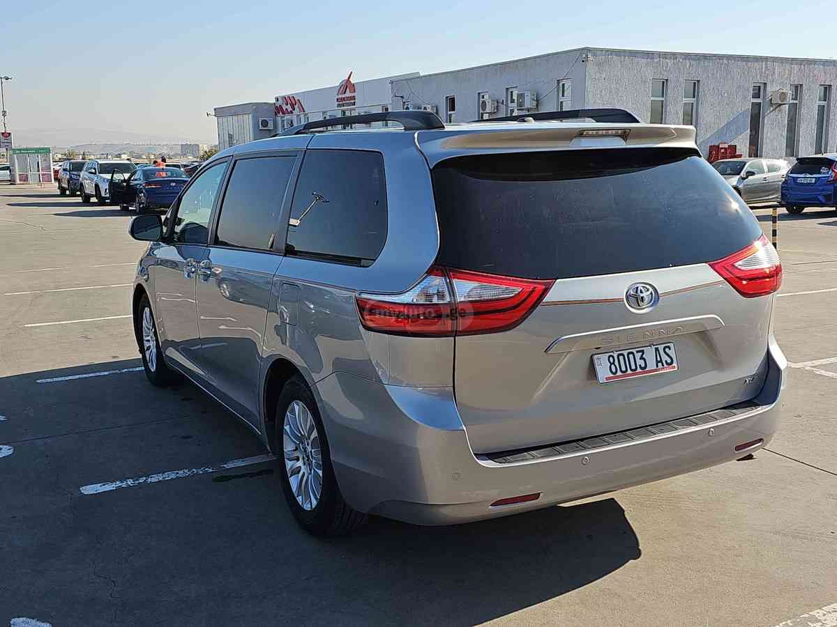 Toyota Sienna - фото 6