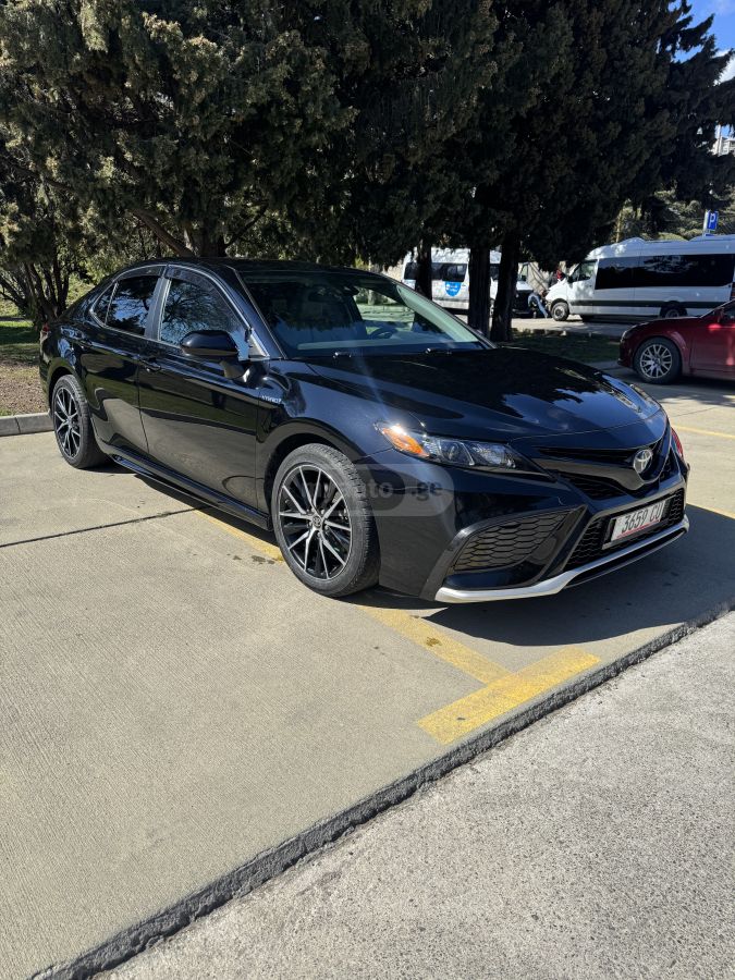 Toyota Camry - фото 1
