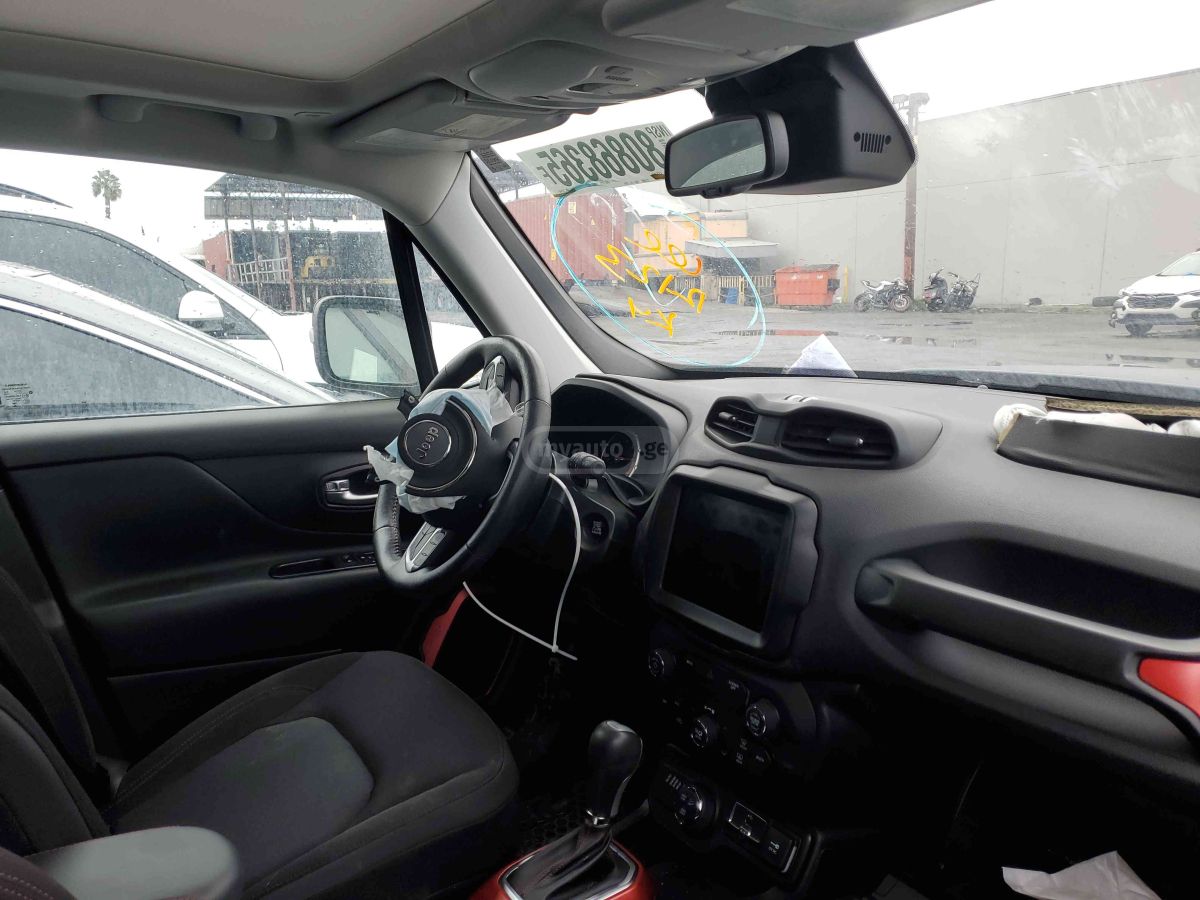 Jeep Renegade - фото 12