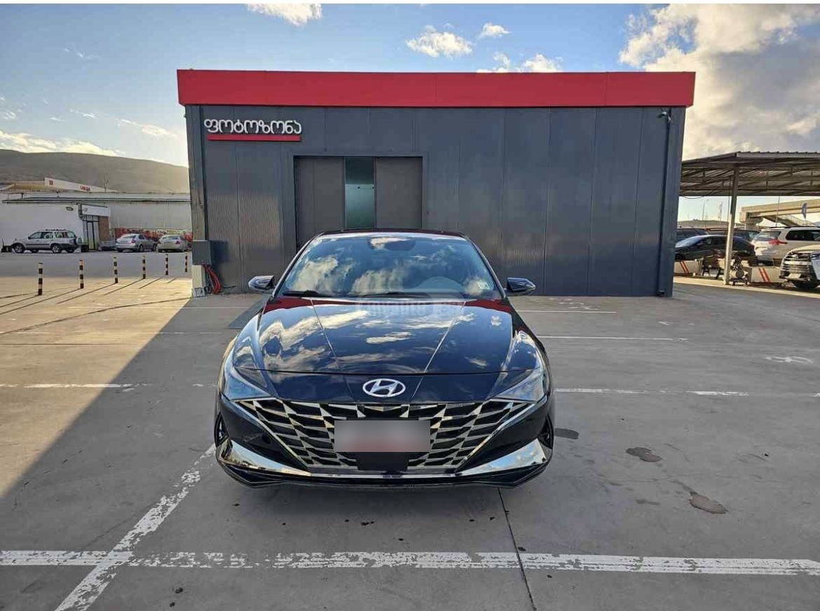 Hyundai Elantra - фото 1