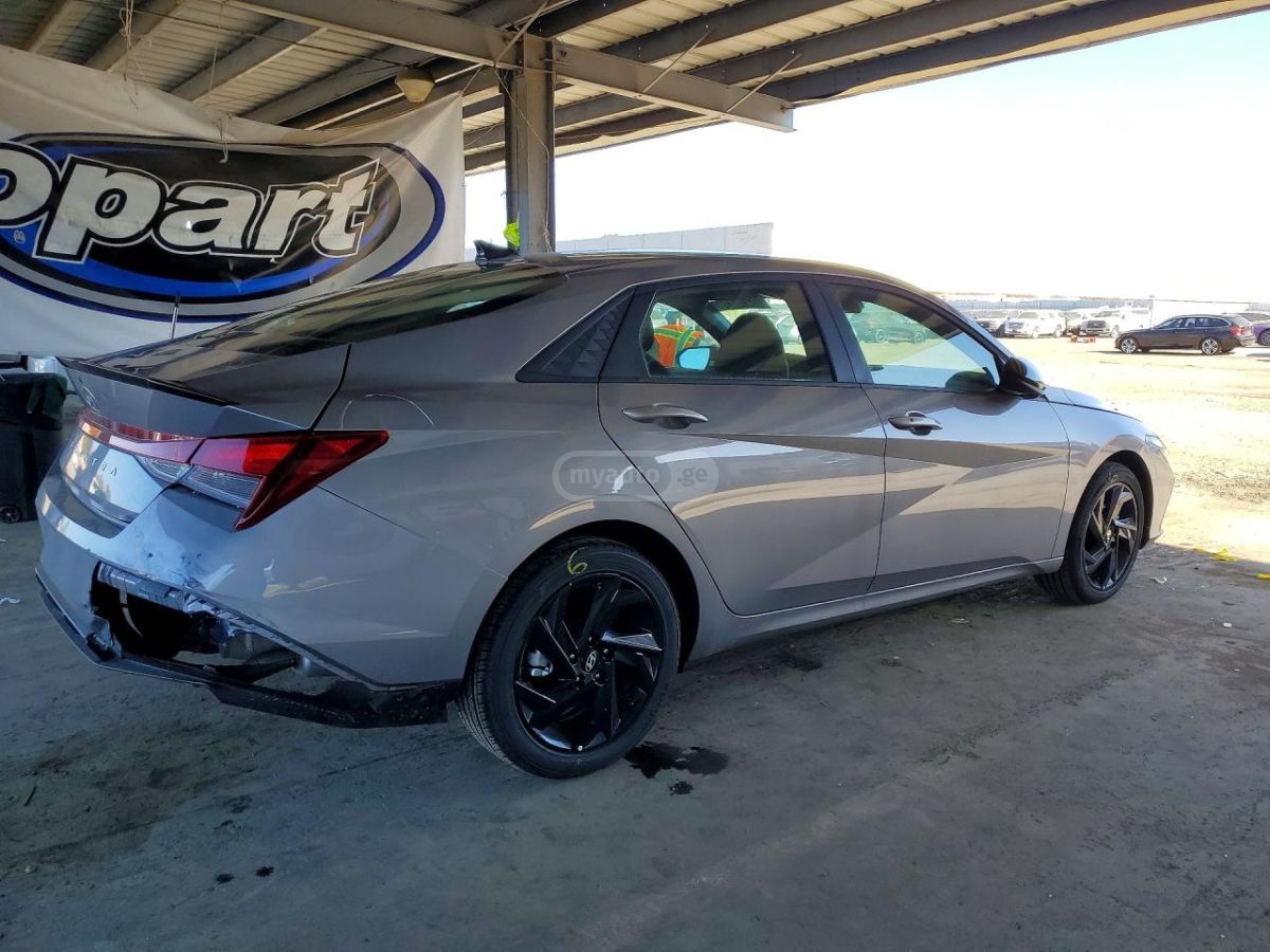 Hyundai Elantra - фото 3