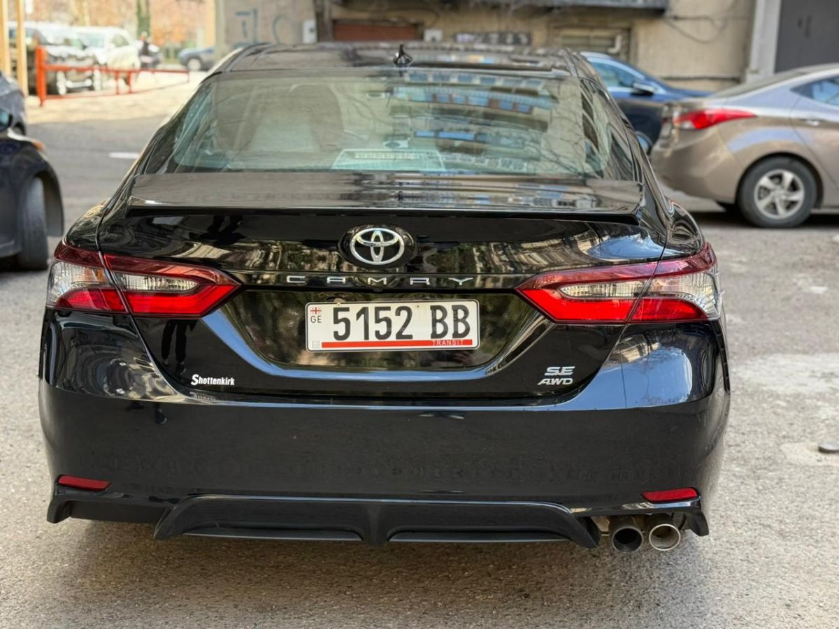 Toyota Camry - фото 1