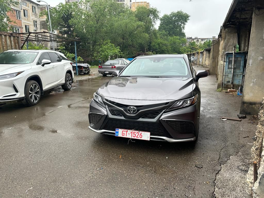 Toyota Camry - фото 1