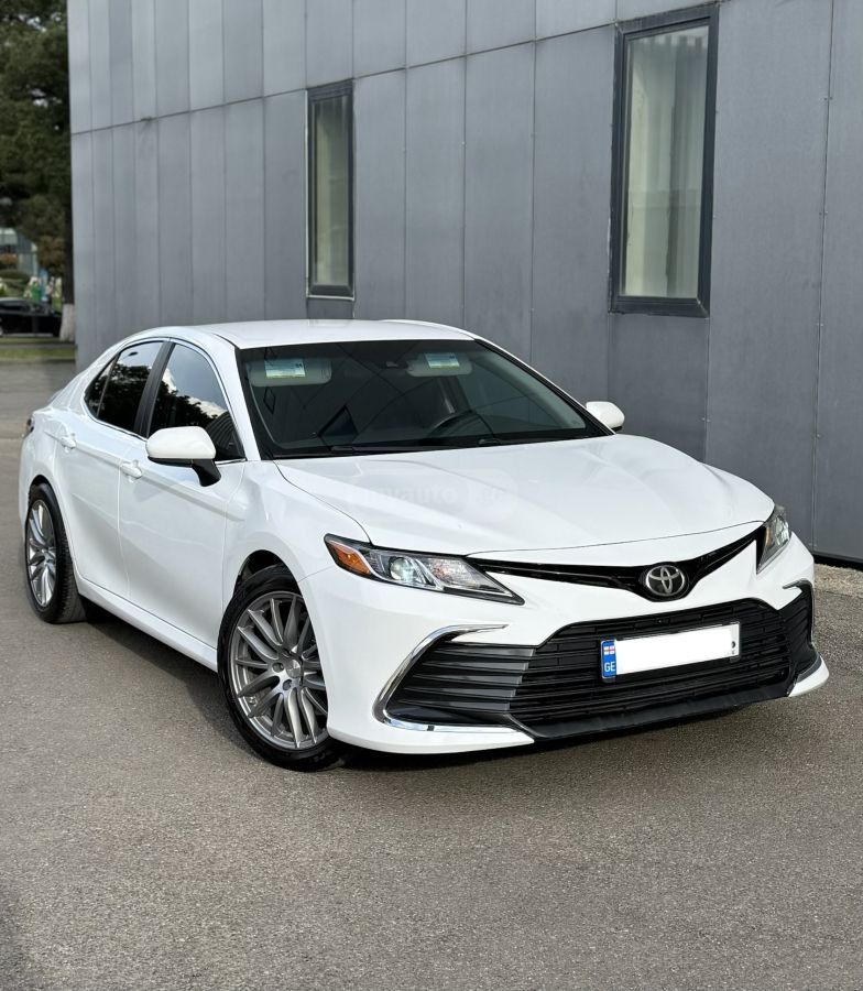 Toyota Camry - фото 1