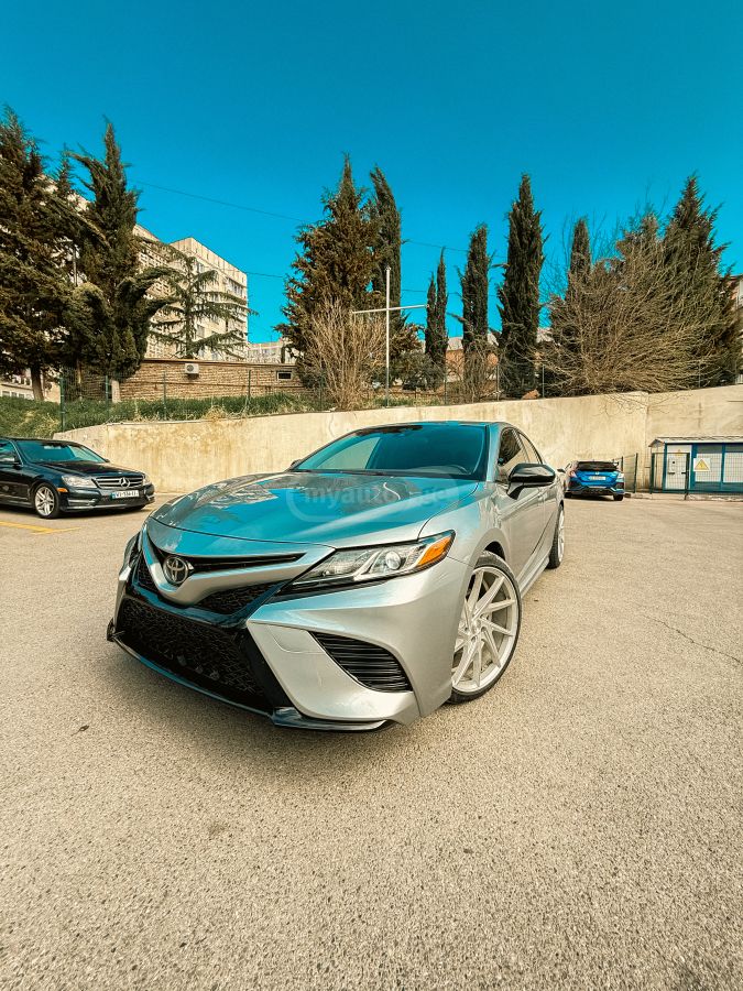 Toyota Camry - фото 1