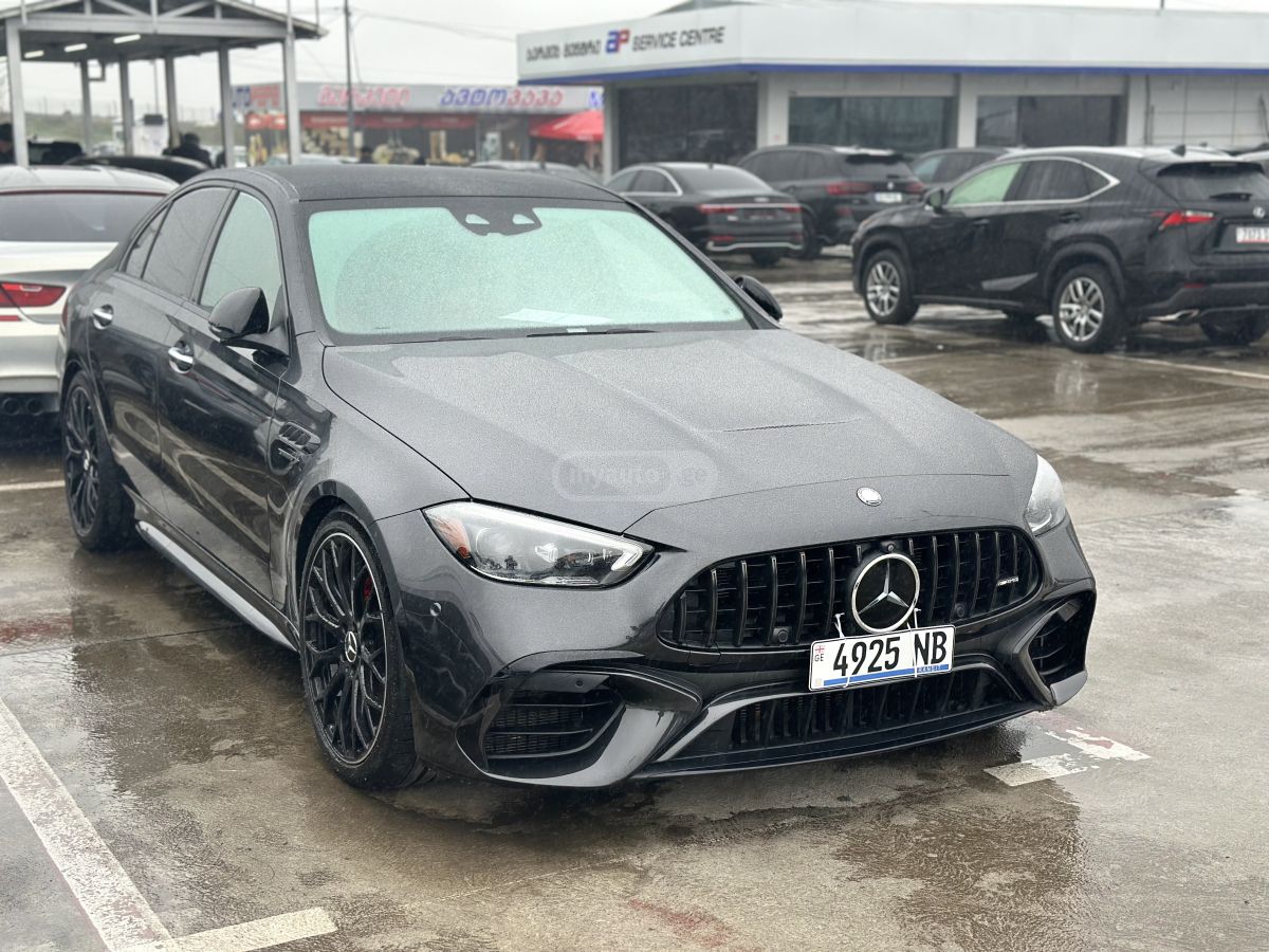 Mercedes-Benz C 63 AMG - фото 1