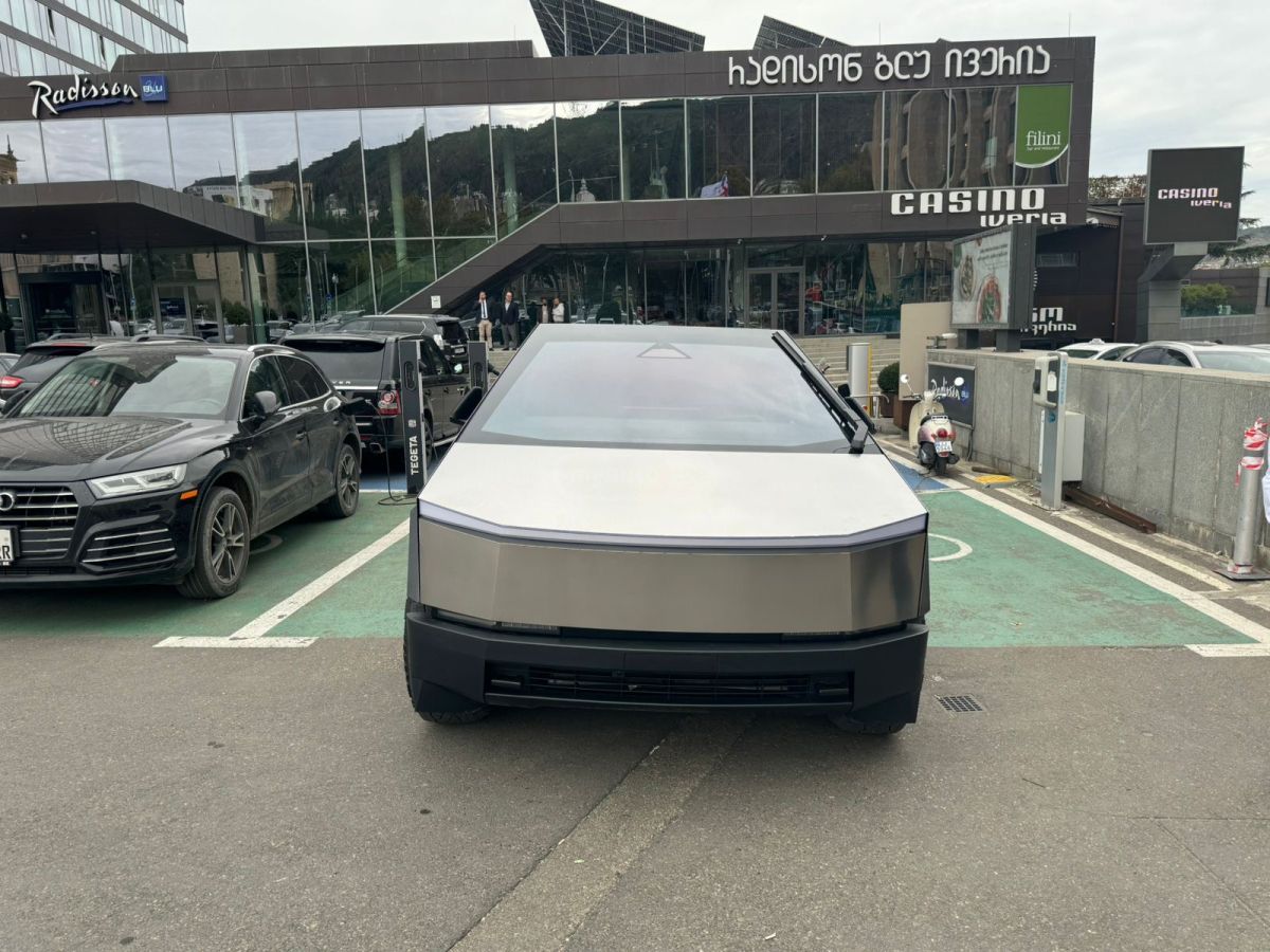 Tesla Cybertruck All wheel drive 2024 — миниатюра 3