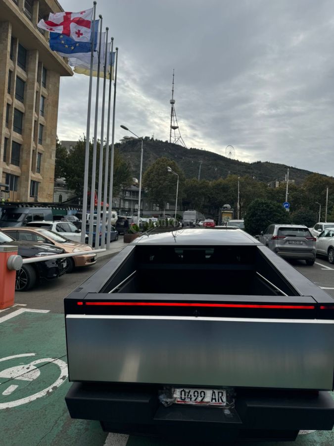 Tesla Cybertruck All wheel drive 2024 — миниатюра 4