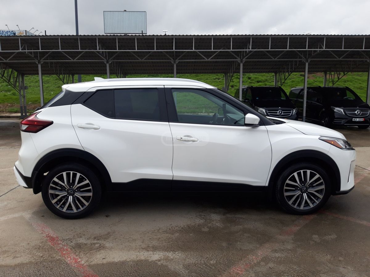 Nissan Kicks SV 4dr Front-Wheel Drive CVT 2023 — миниатюра 4