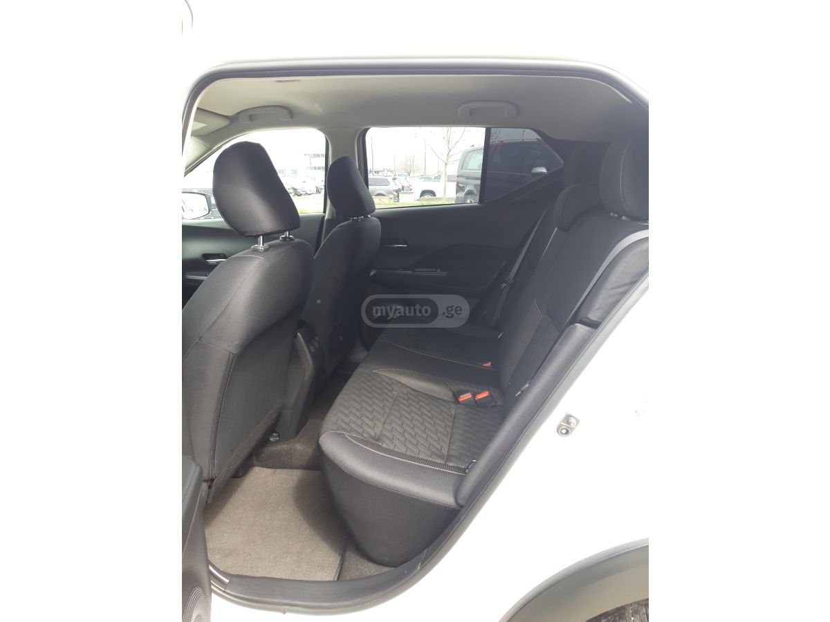 Nissan Kicks SV 4dr Front-Wheel Drive CVT 2023 — миниатюра 8