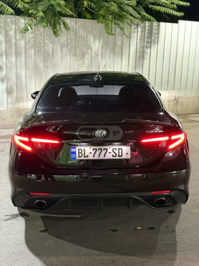 Alfa Romeo Giulia - фото 1
