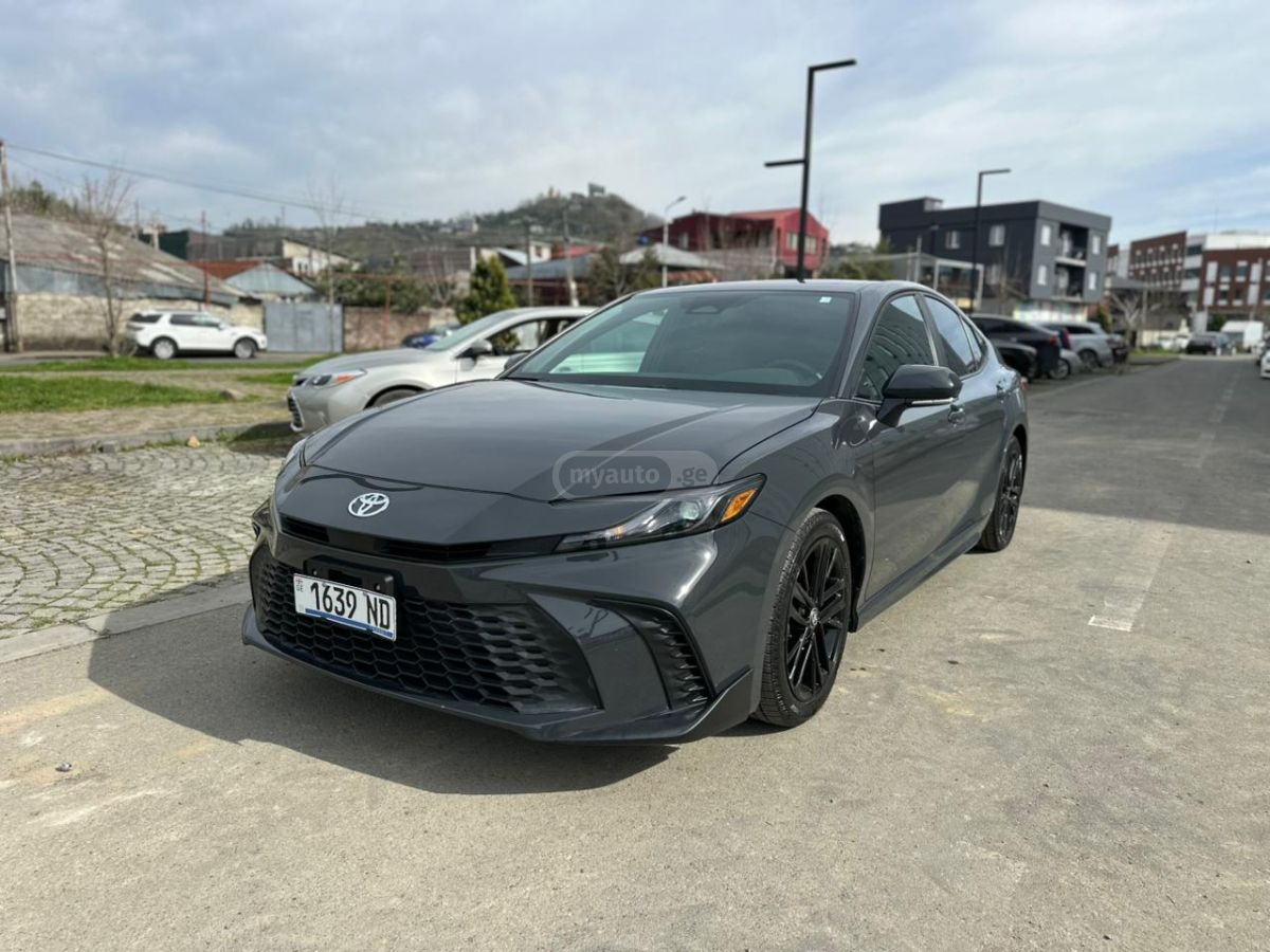 Toyota Camry - фото 1
