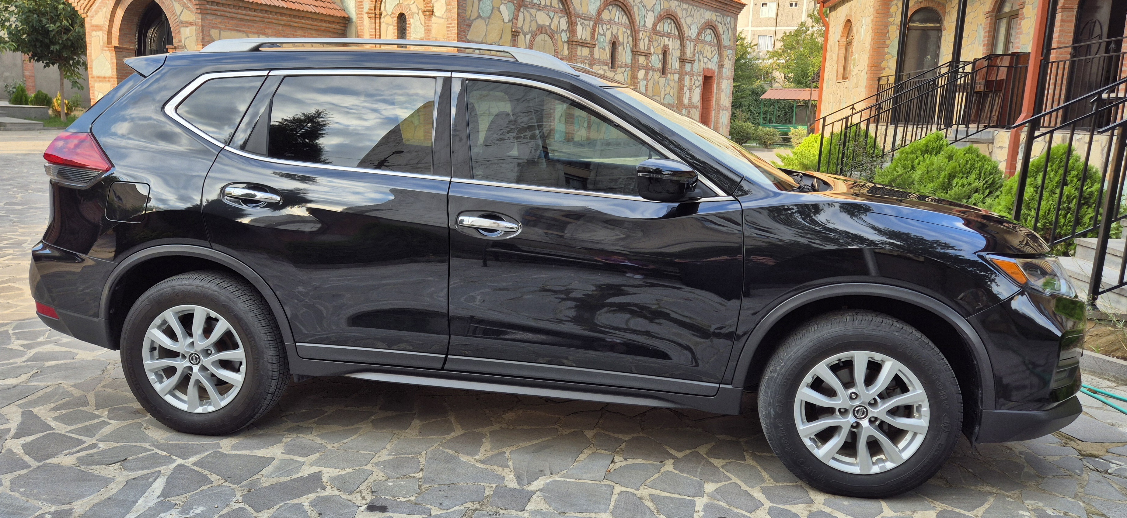 Nissan Rogue - фото 1