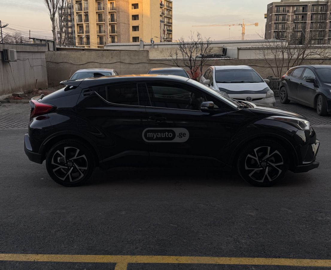 Toyota CHR - фото 1