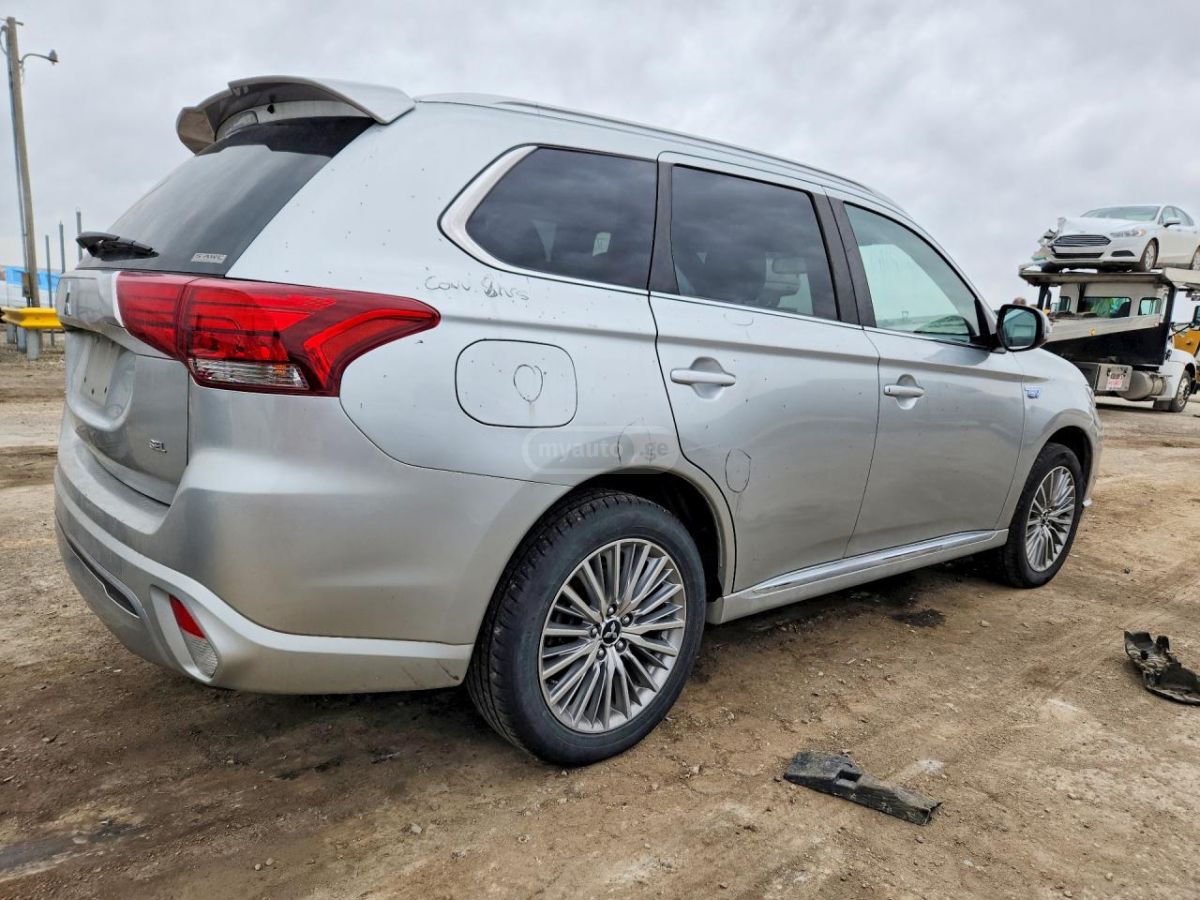 Mitsubishi Outlander - фото 3