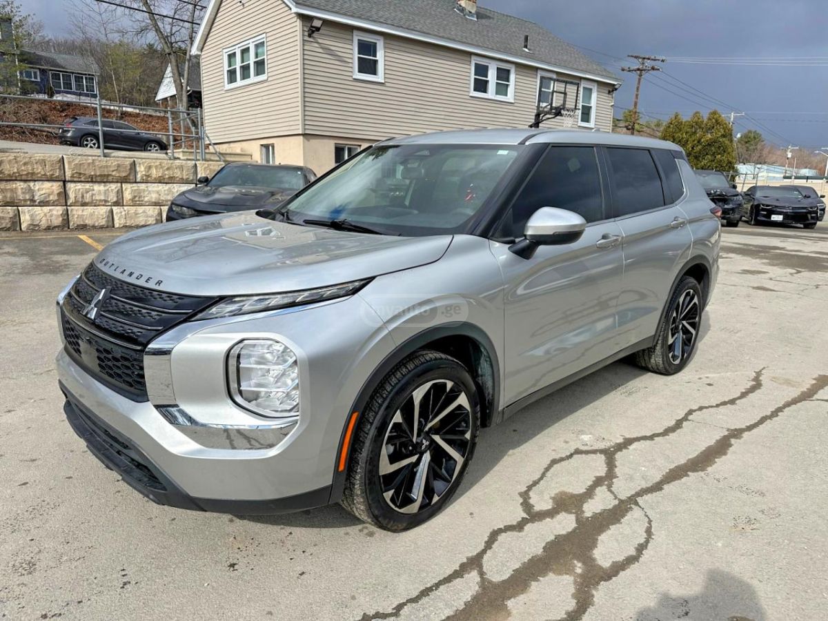 Mitsubishi Outlander - фото 1