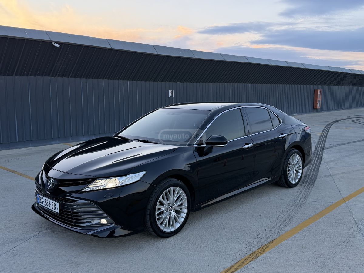 Toyota Camry - фото 1