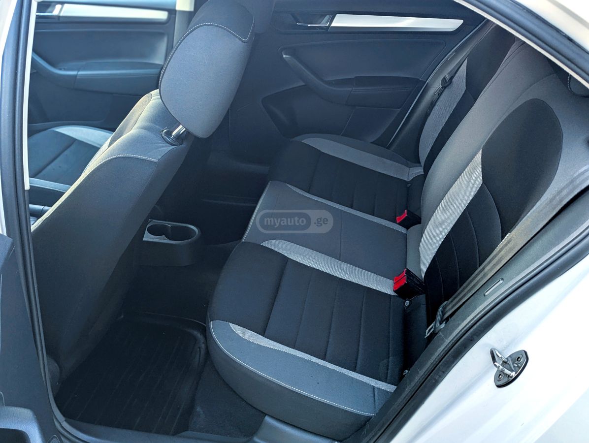 Skoda Rapid - фото 10