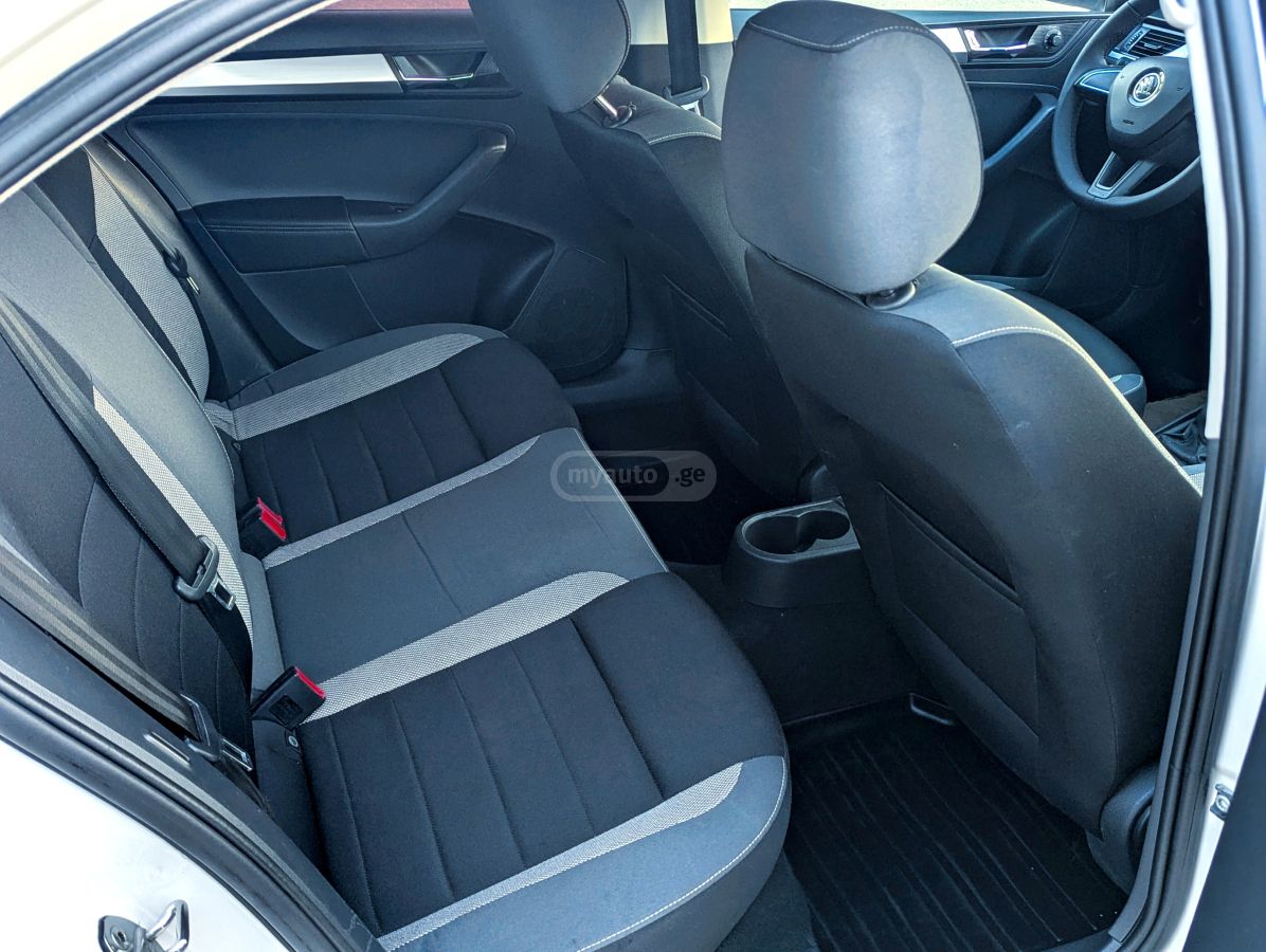 Skoda Rapid - фото 11