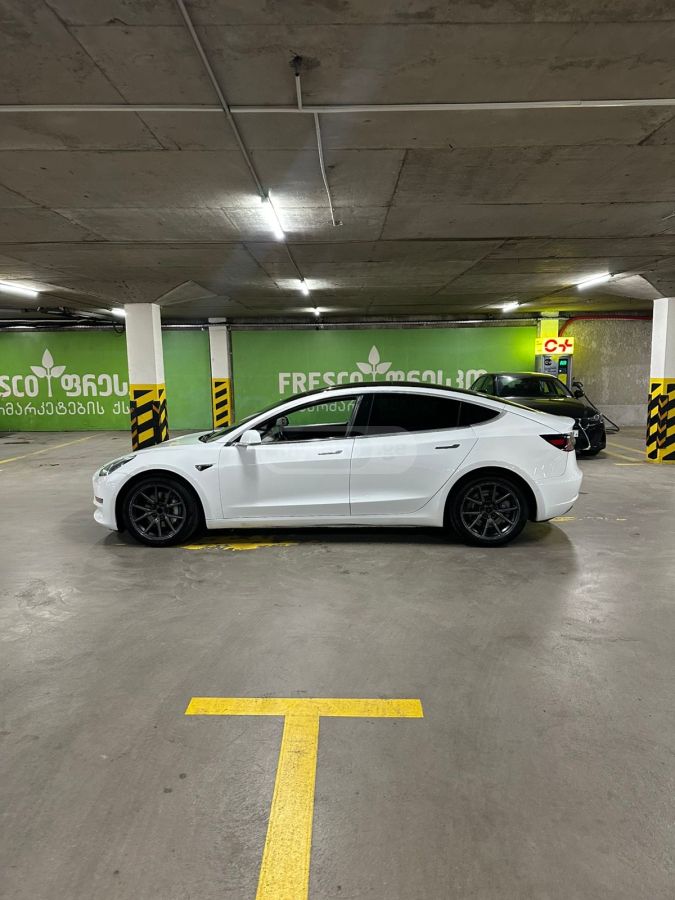 Tesla Model 3 - фото 1