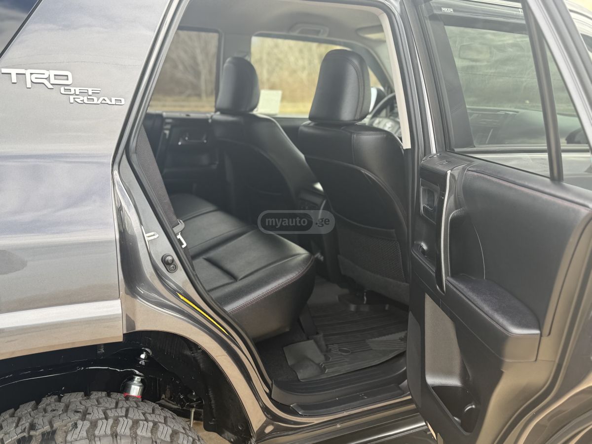 Toyota 4Runner - фото 11