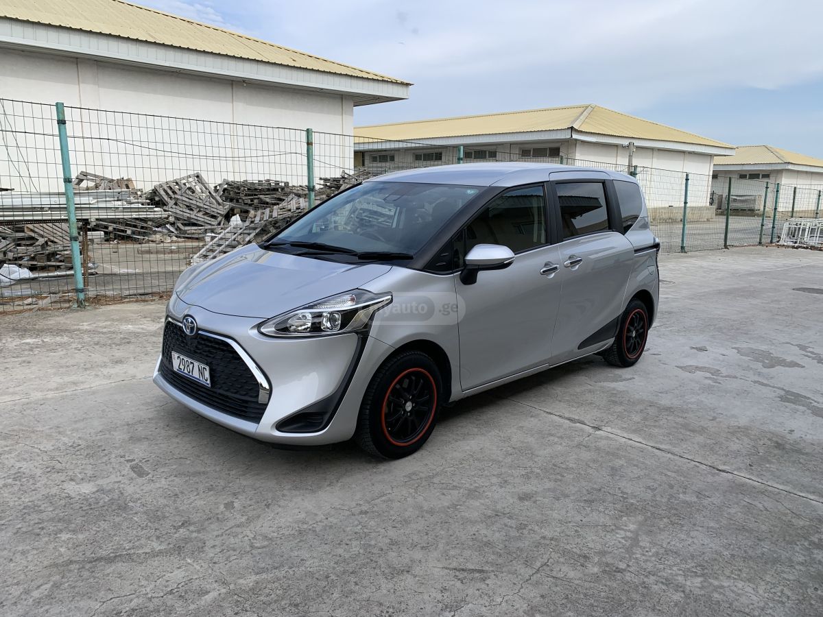 Toyota Sienta - фото 1