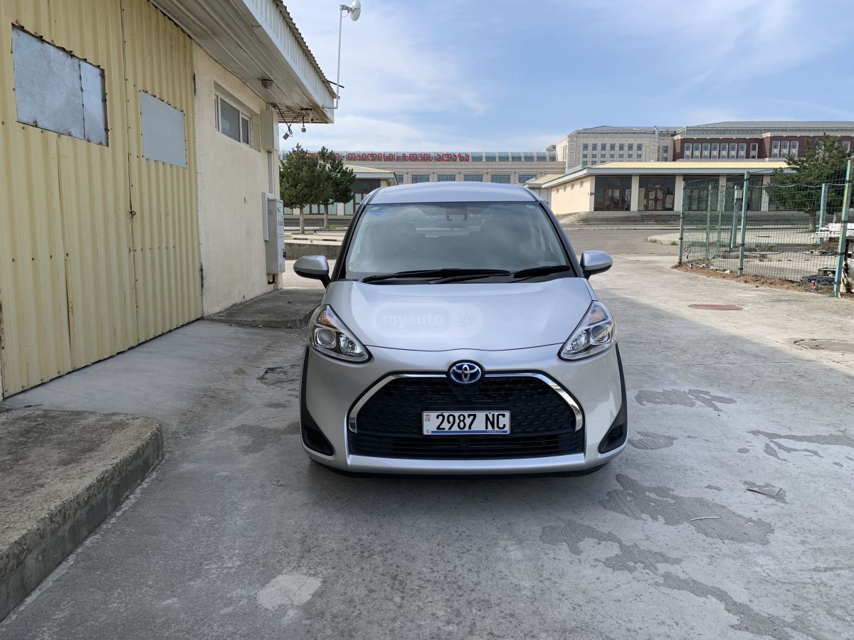 Toyota Sienta - фото 2