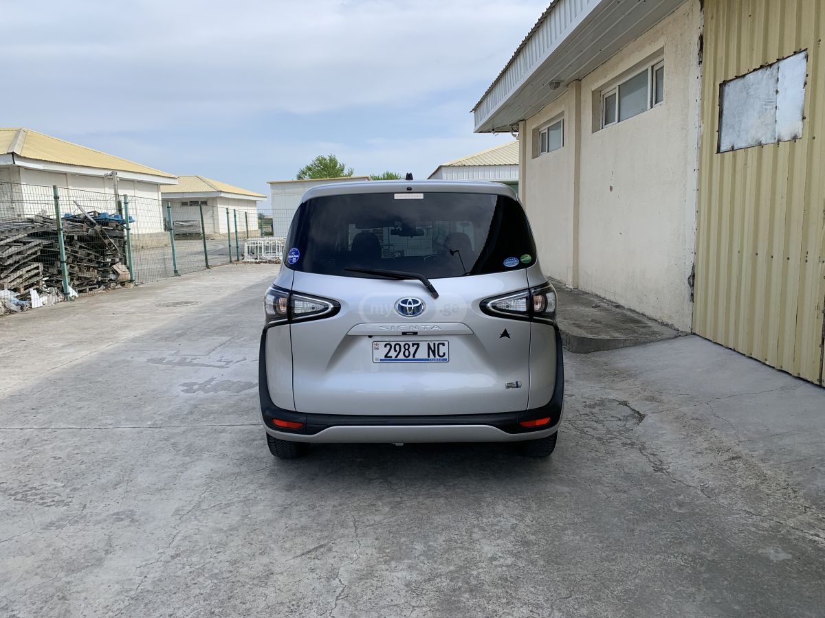 Toyota Sienta - фото 3