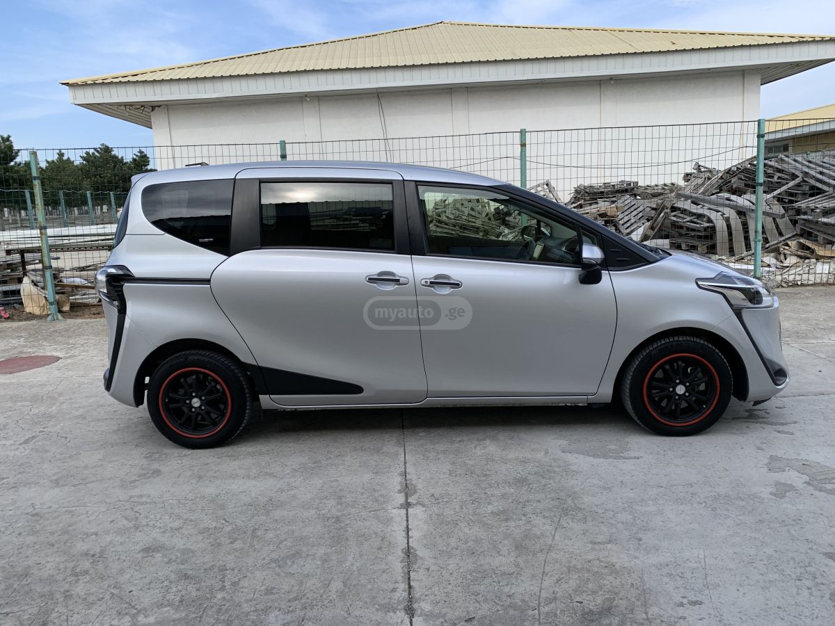 Toyota Sienta - фото 4