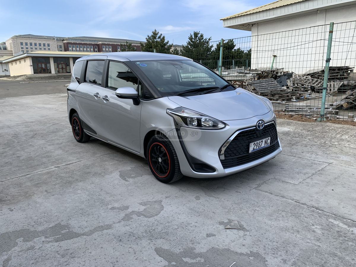 Toyota Sienta - фото 5