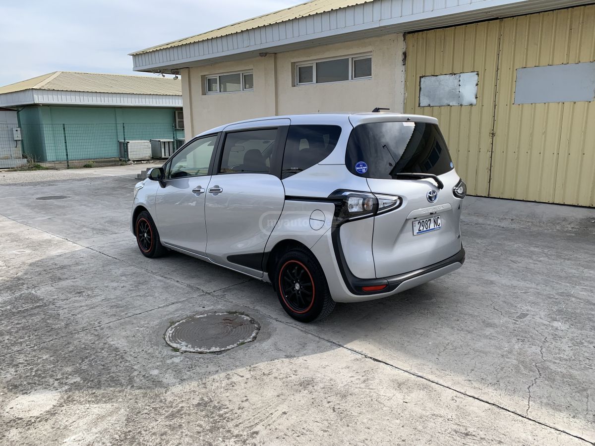 Toyota Sienta - фото 6