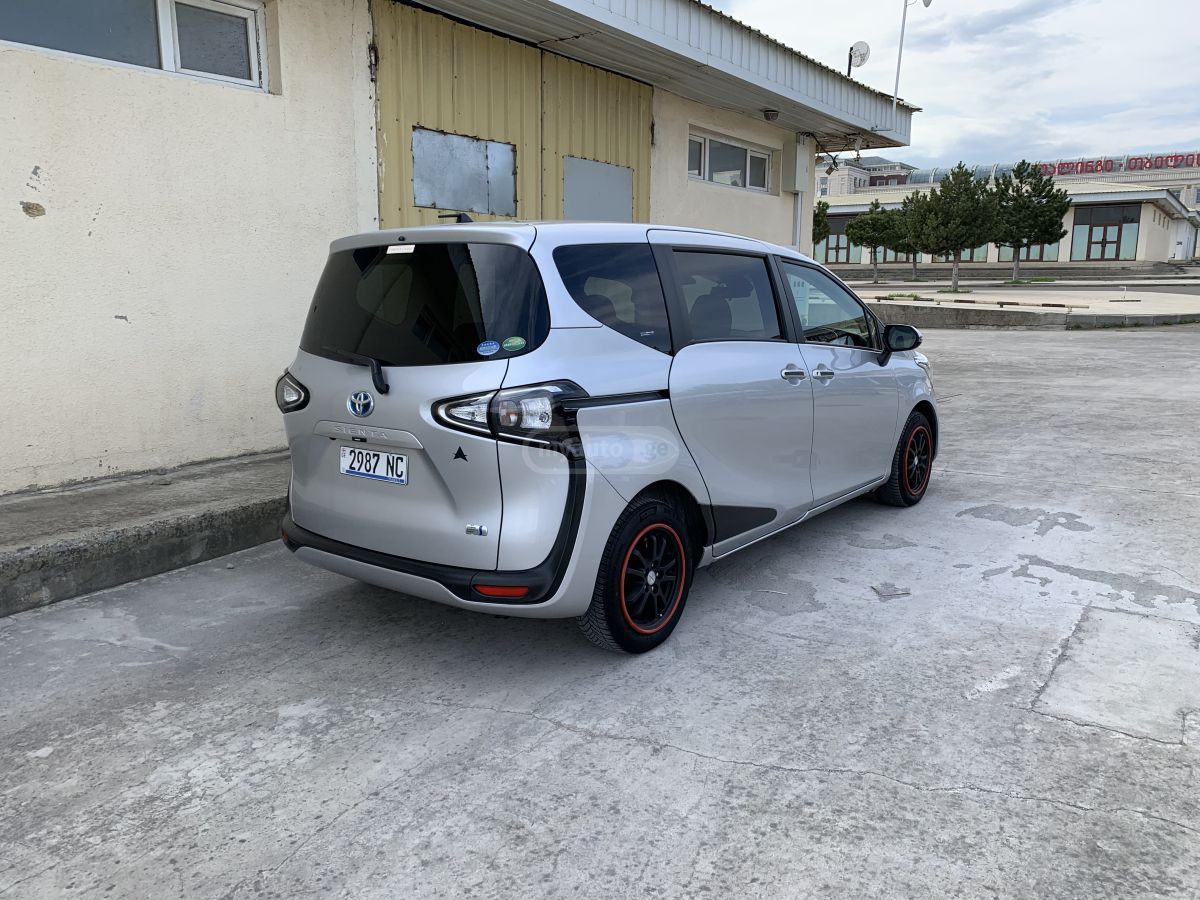 Toyota Sienta - фото 7