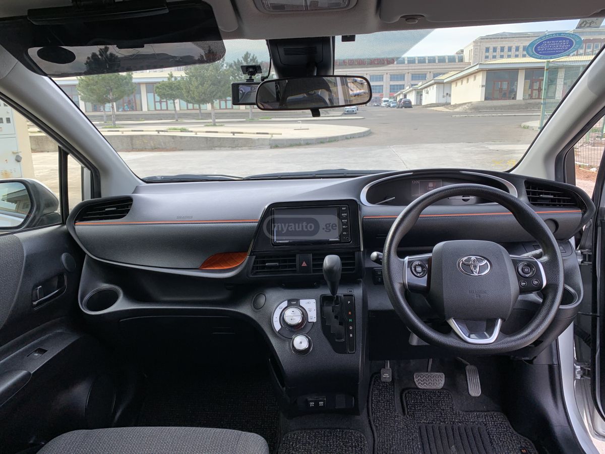 Toyota Sienta - фото 9