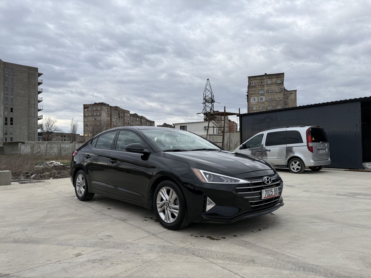 Hyundai Elantra - фото 1