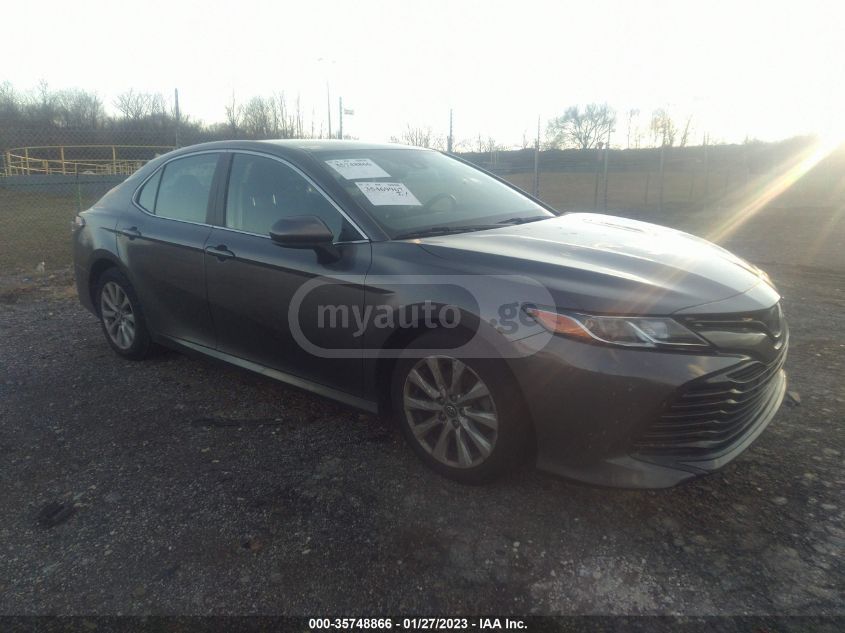Toyota Camry - фото 1