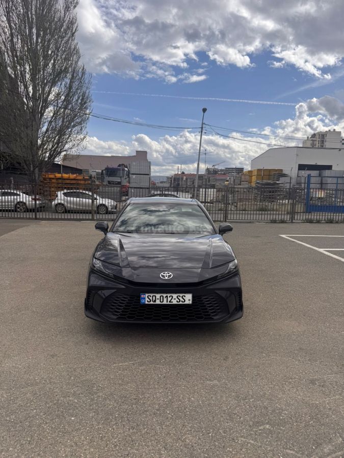 Toyota Camry - фото 1